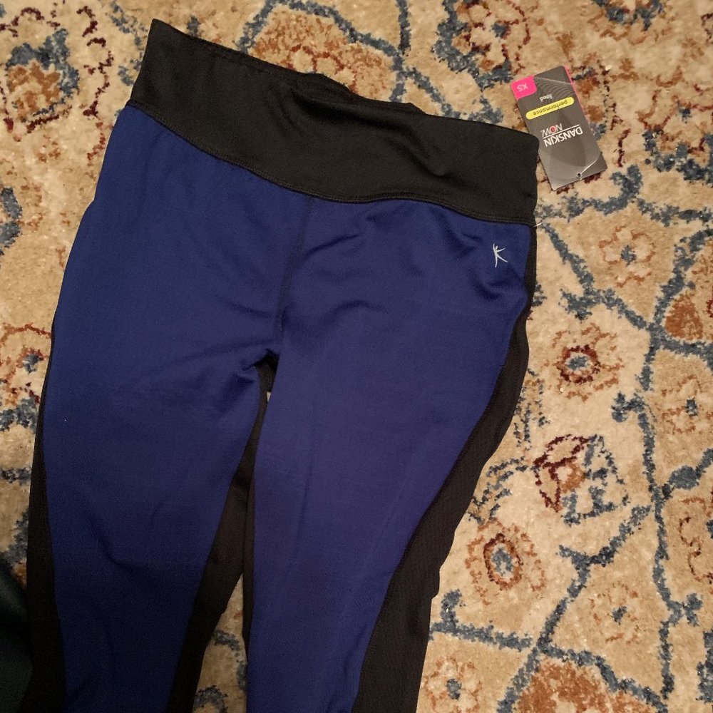 NWT DANSKIN NOW CAPRI LEGGINGS ATHLETIC SZ XS